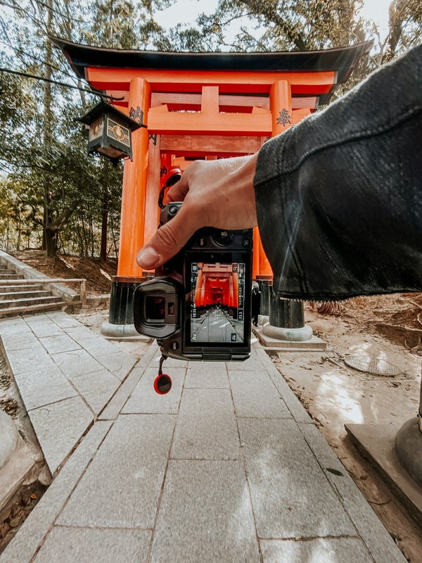 What are the best practices for photographing Edinburgh's iconic skyline?